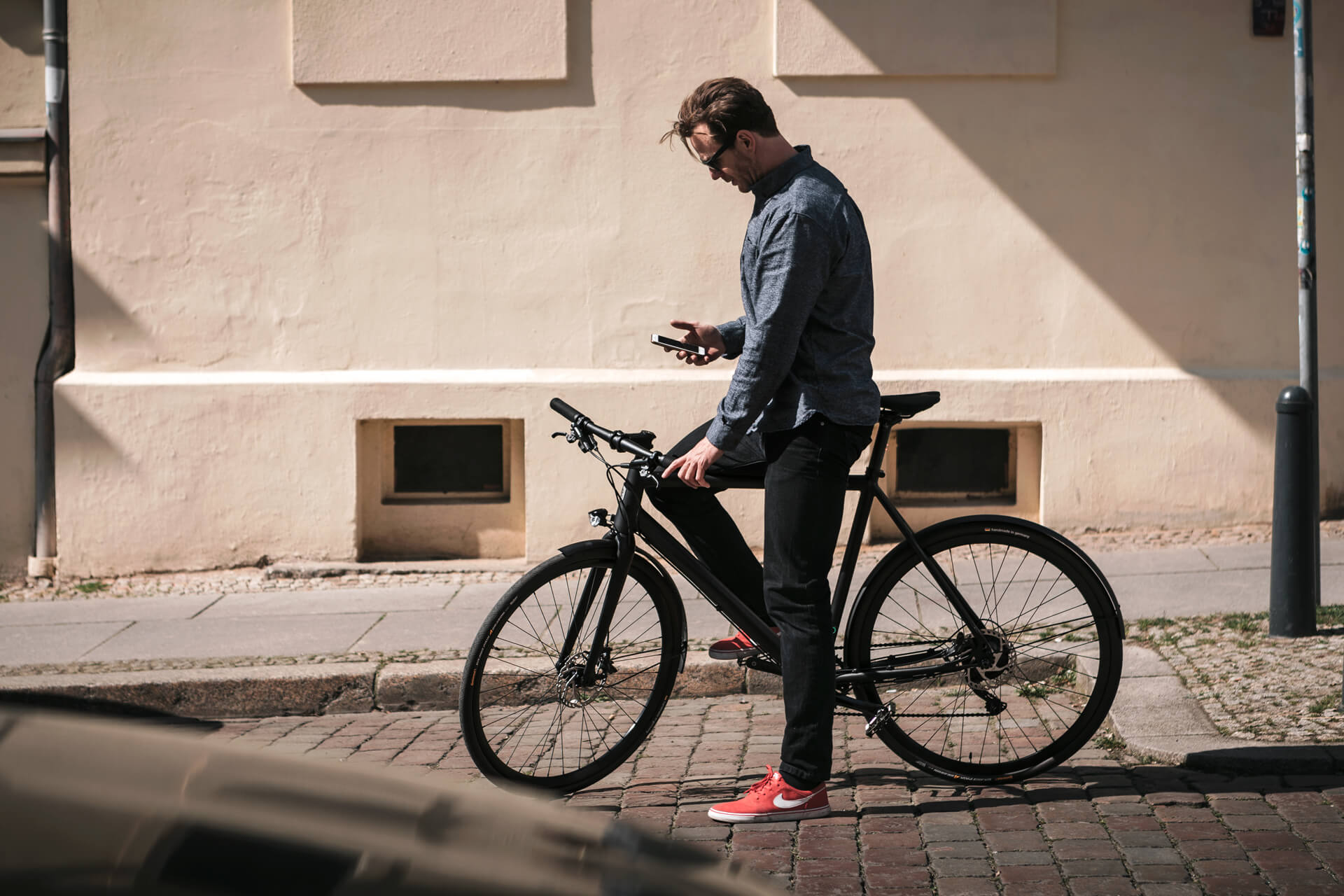 ampler rider unsing his smartphone